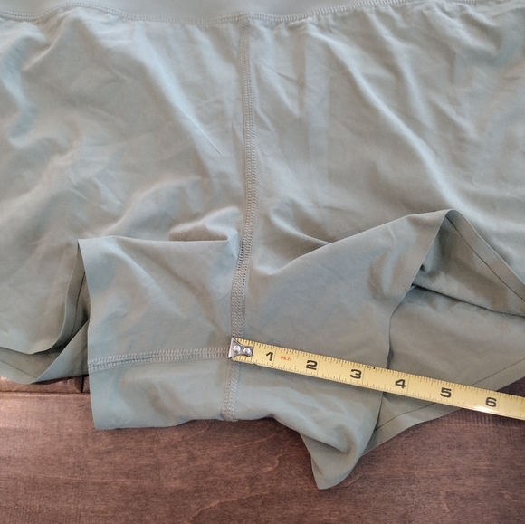 ATHLETA Women's green Run With It 3.5" shorts - XL - Picture 9 of 9